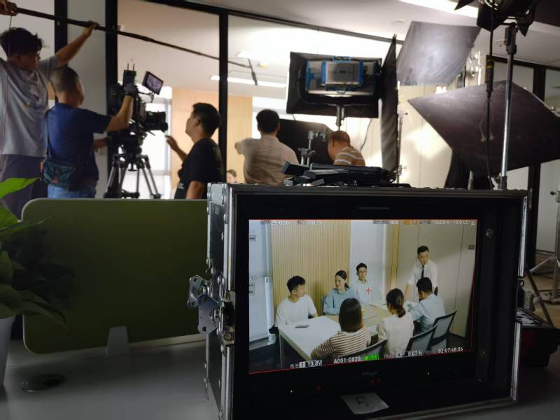 南海区TVC拍摄公司：科技产品视觉化大师，诠释未来感与功能美学